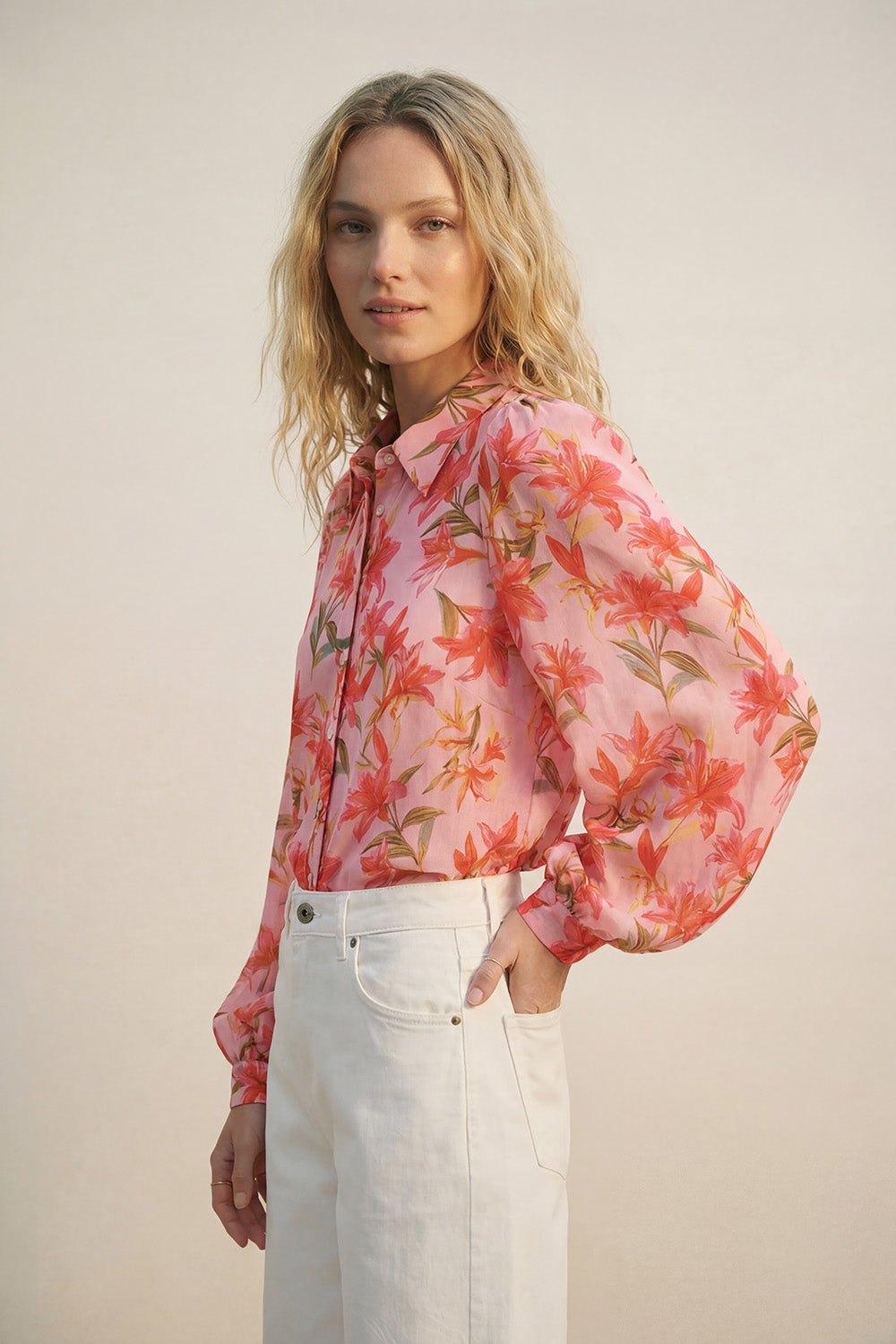Blusa de Chiffon com Estampa Floral Rosa e Mangas Bufantes com Botões
