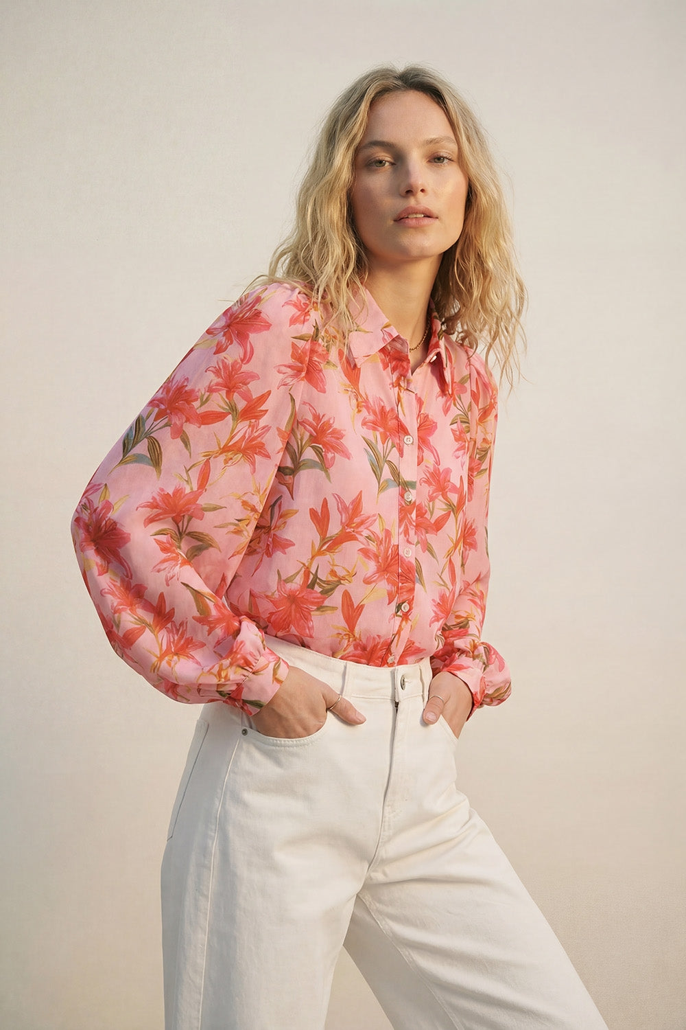 Blusa de Chiffon com Estampa Floral Rosa e Mangas Bufantes com Botões