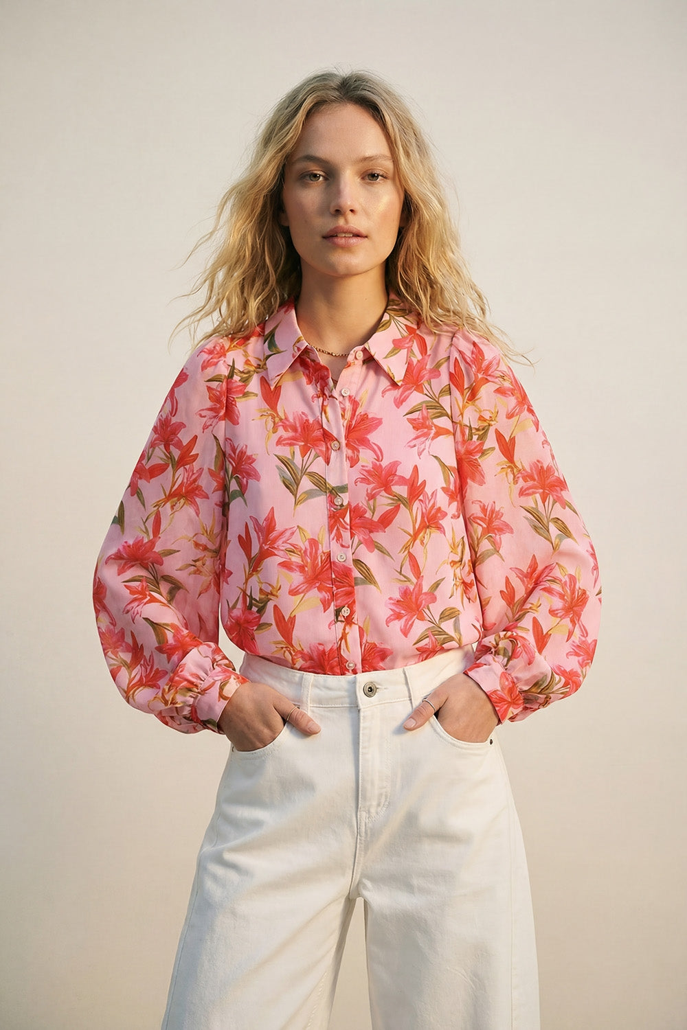Blusa de Chiffon com Estampa Floral Rosa e Mangas Bufantes com Botões