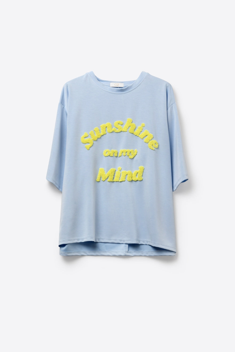 Camiseta Azul Claro de Caimento Solto com Letras Amarelas