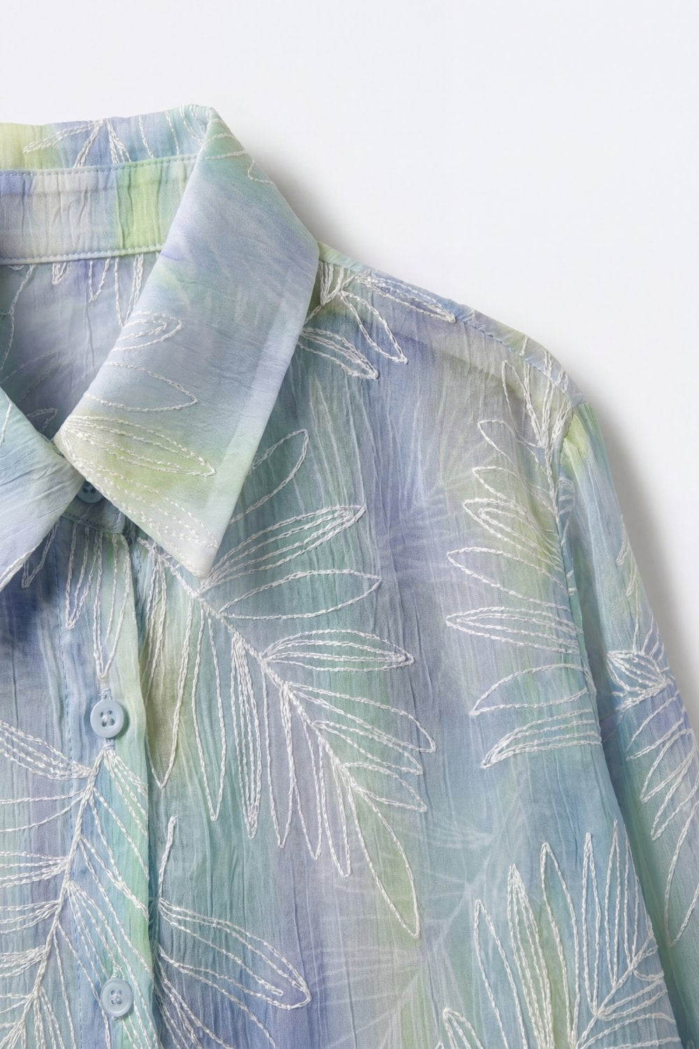 Camisa com estampa de folha translúcida azul clara com tecido translúcido