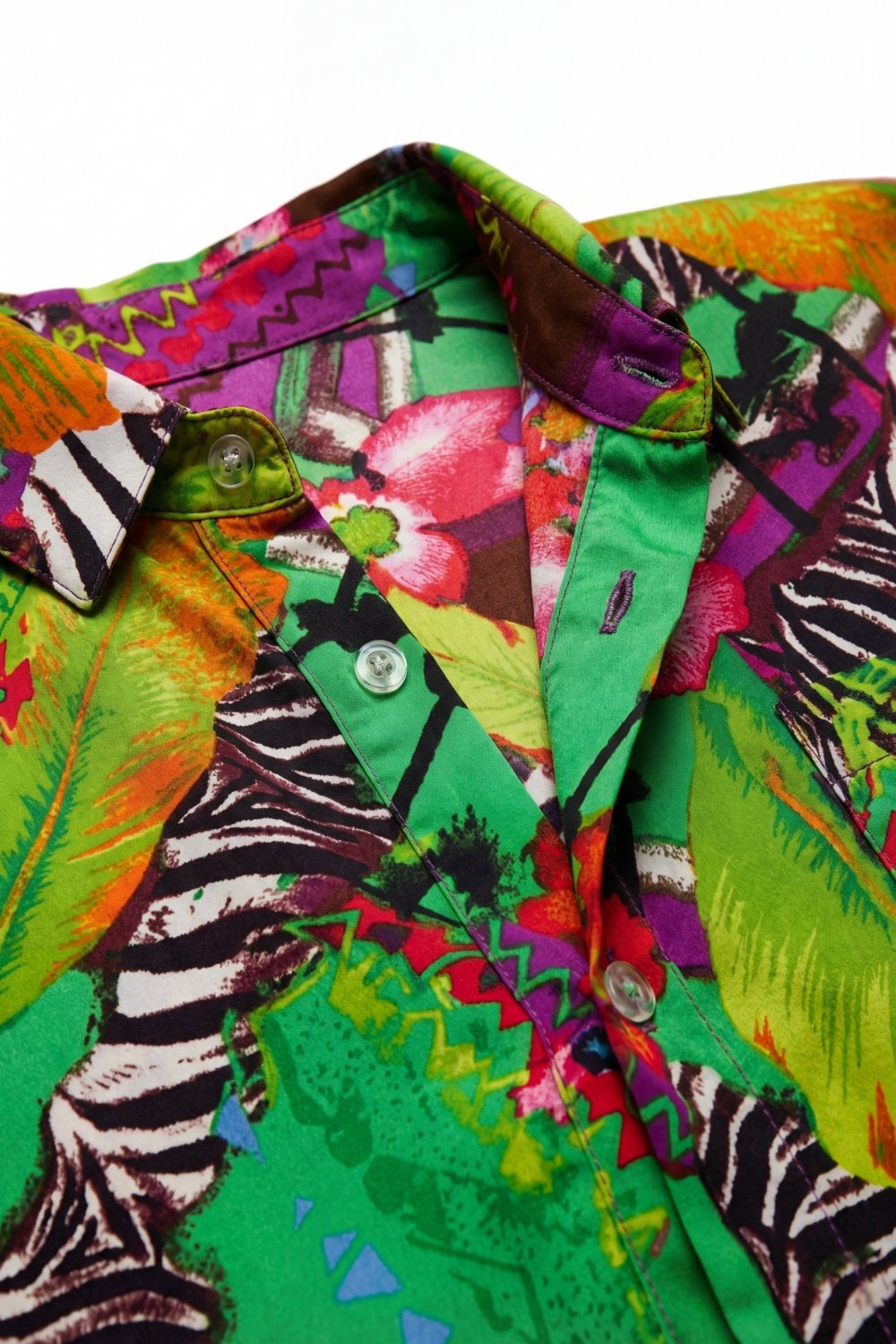 Camisa Tropical Vibrante Verde Multicolor com Estampa e Botões em Tecido de Cetim