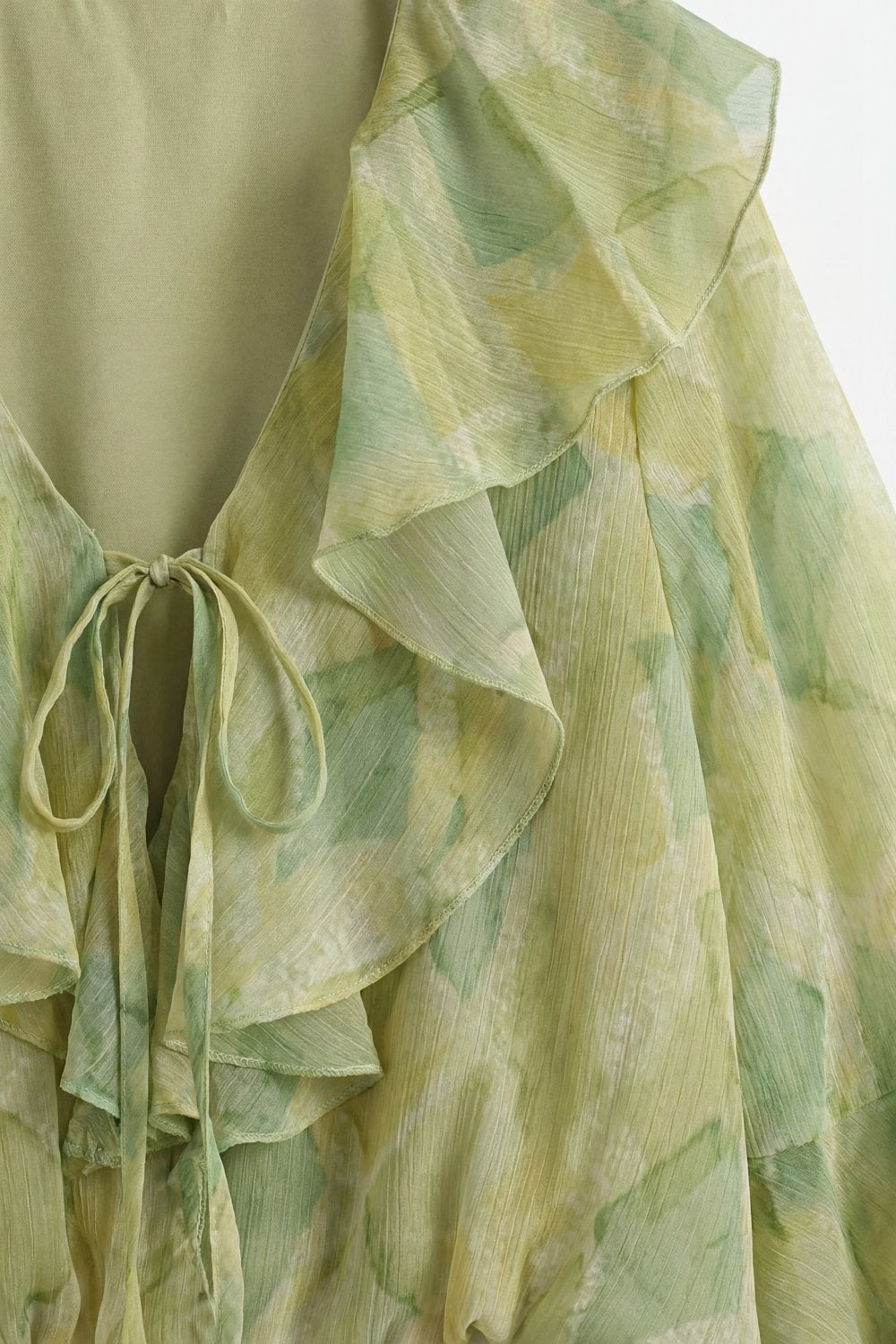 Blusa Transparente Verde Claro com Babados e Amarração Frontal