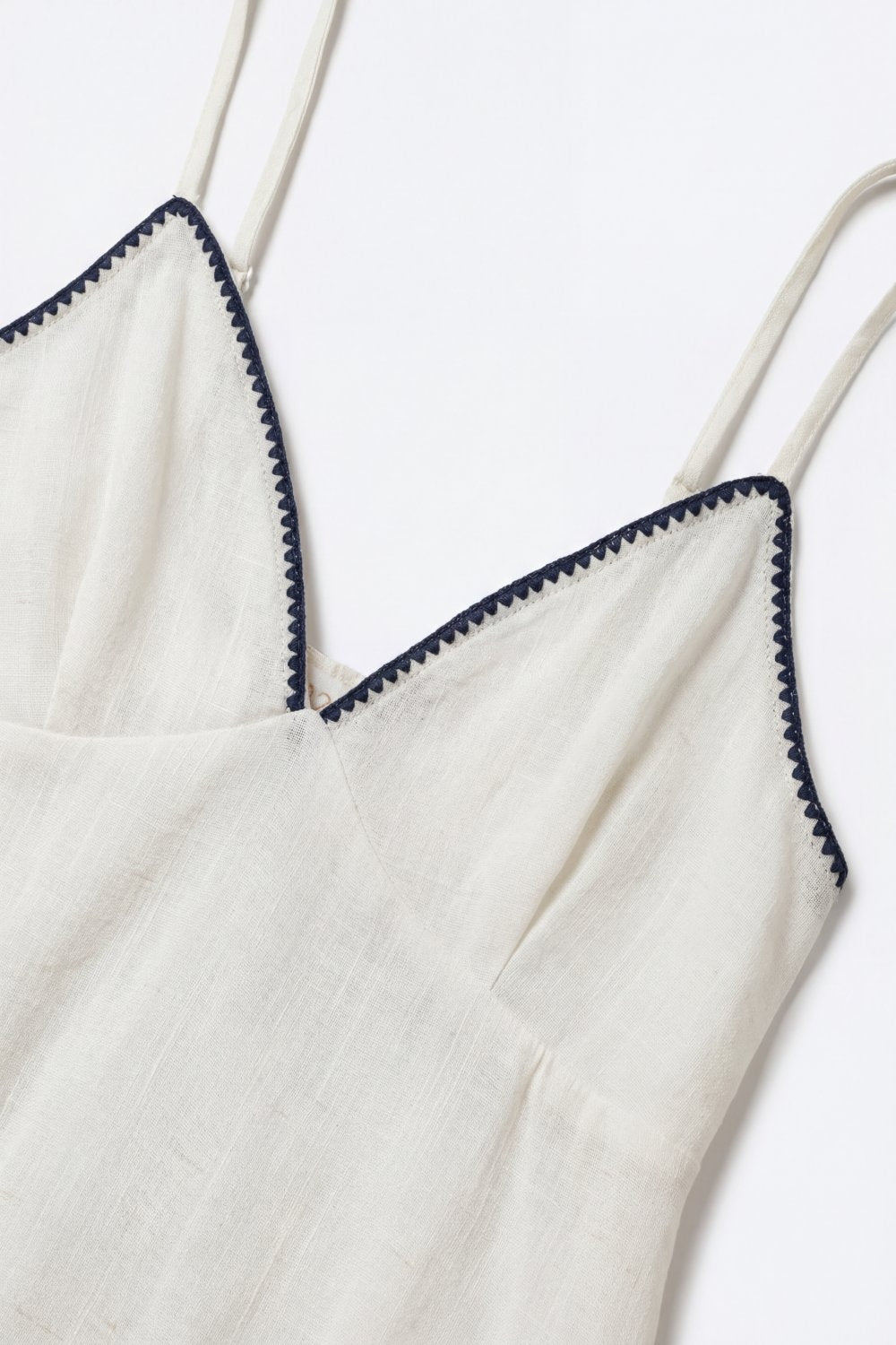 Camisola leve branca com acabamento em ziguezague azul-marinho