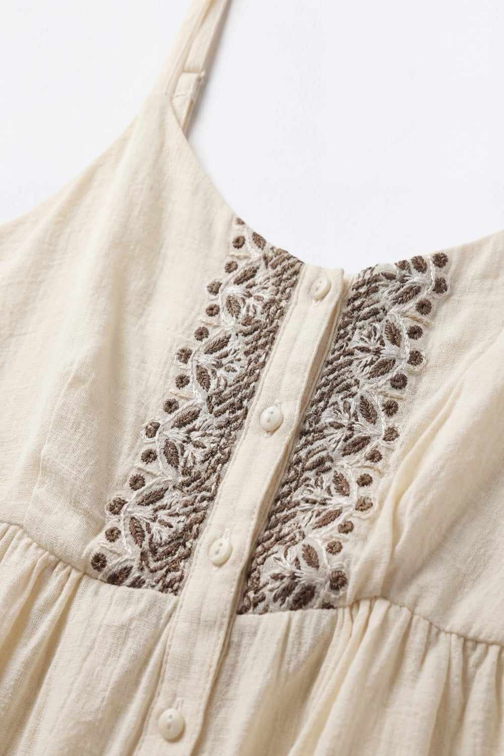 Blusa Peplum com Botões na Frente e Detalhe Bordado em Creme