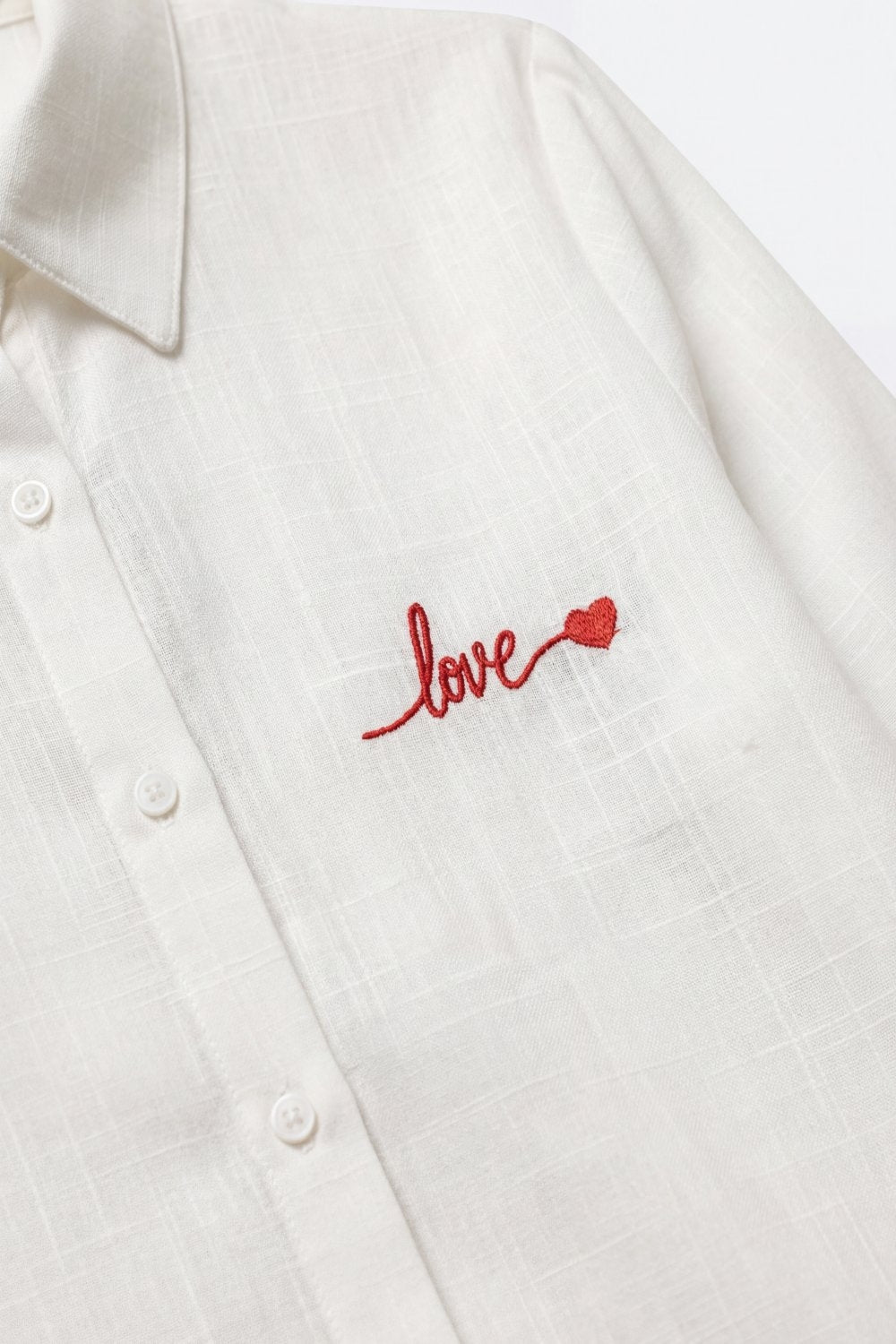 Camisa Branca de Botão com Bordado de Amor Vermelho
