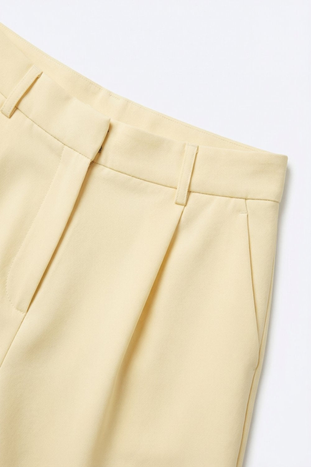 Shorts Amarelos em Linha A com Pregas e Passantes para Cinto