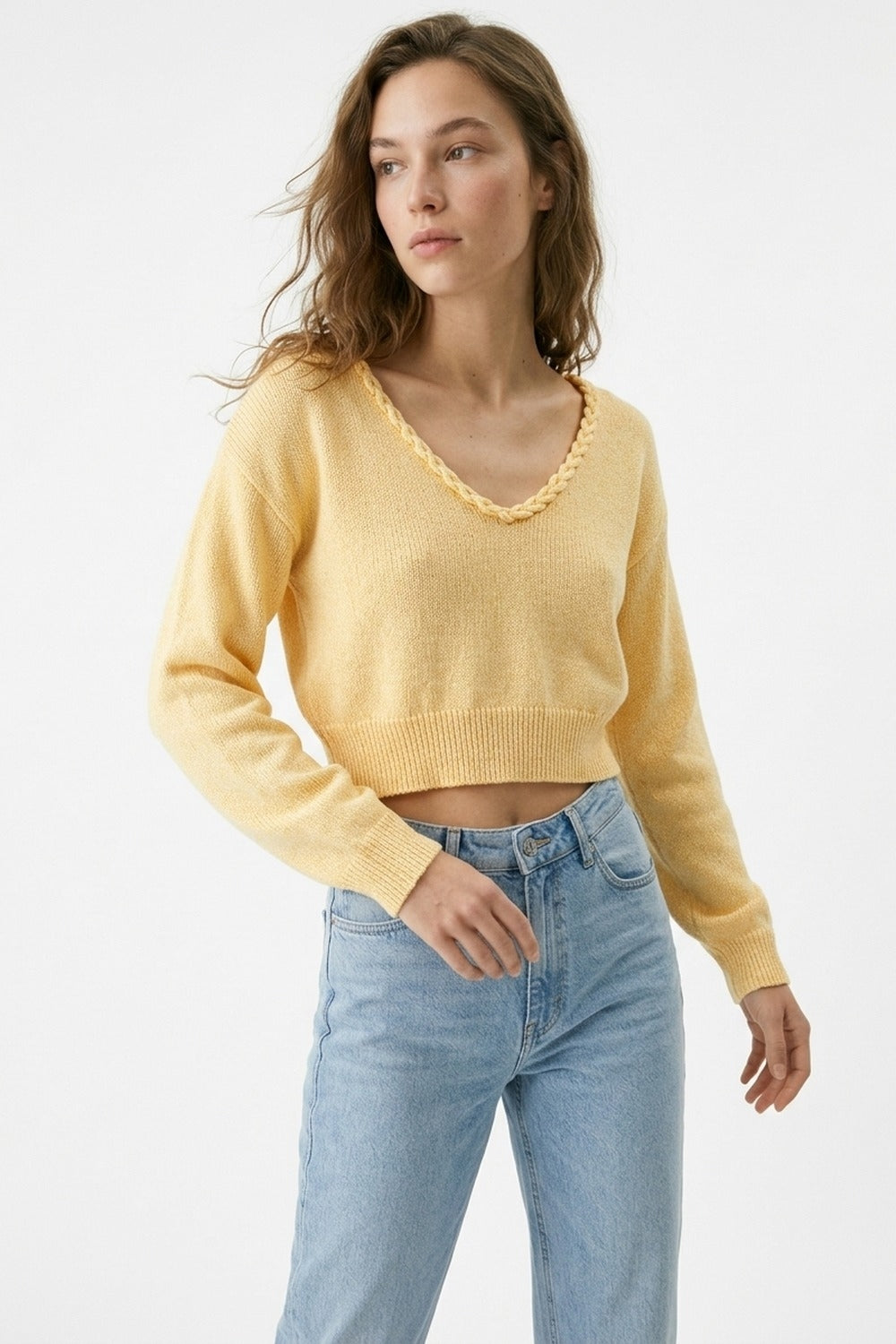 Top curto amarelo com decote em V e manga comprida
