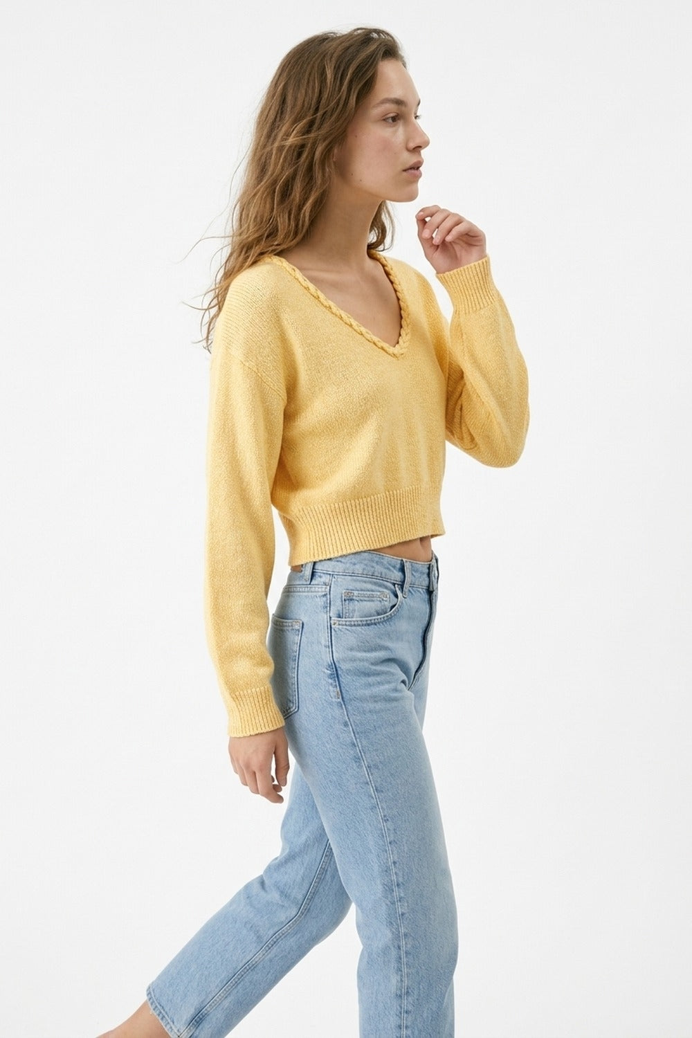 Top curto amarelo com decote em V e manga comprida