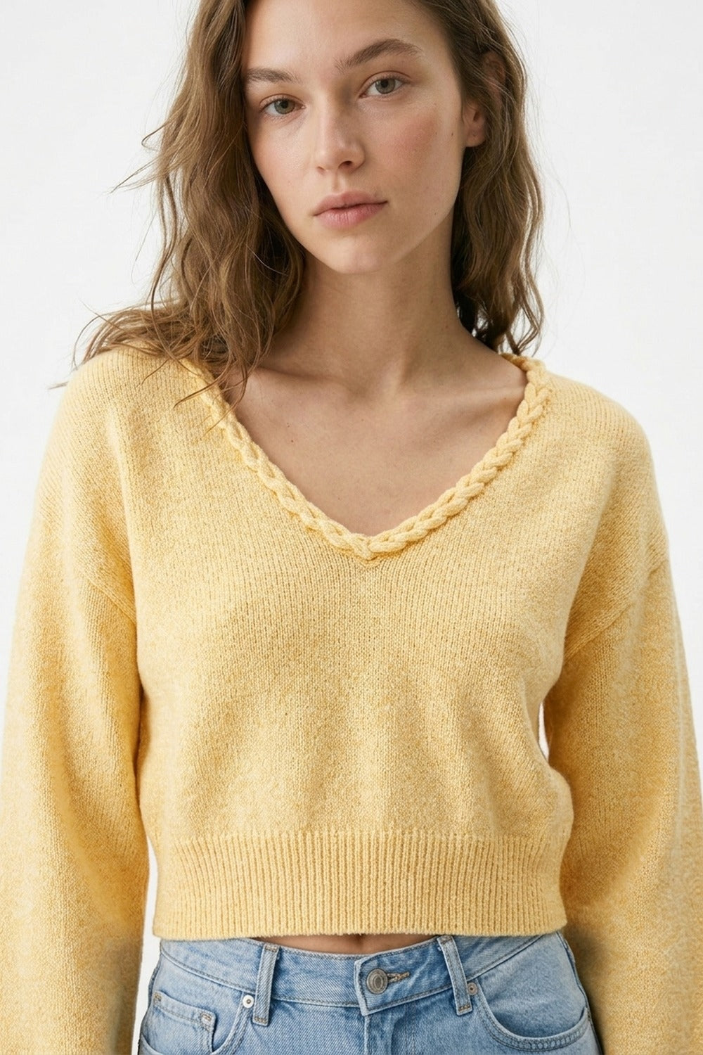 Top curto amarelo com decote em V e manga comprida