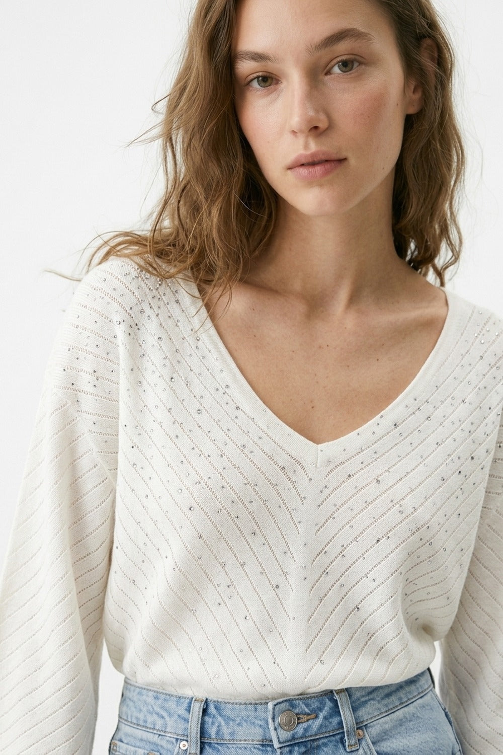 Camisola de malha branca com decote em V embelezada