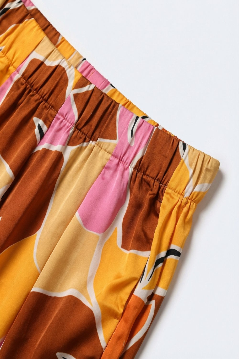 Calças Pantalonas de Estampa Tropical em Tons Quentes de Laranja