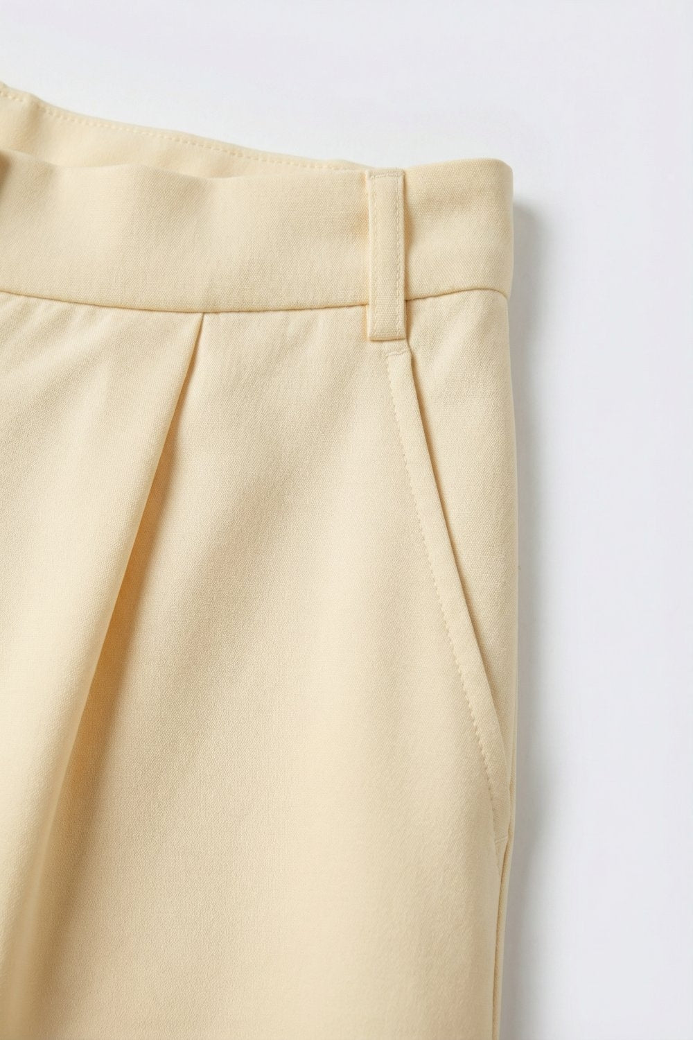 shorts amarelos amanteigados com detalhes de renda