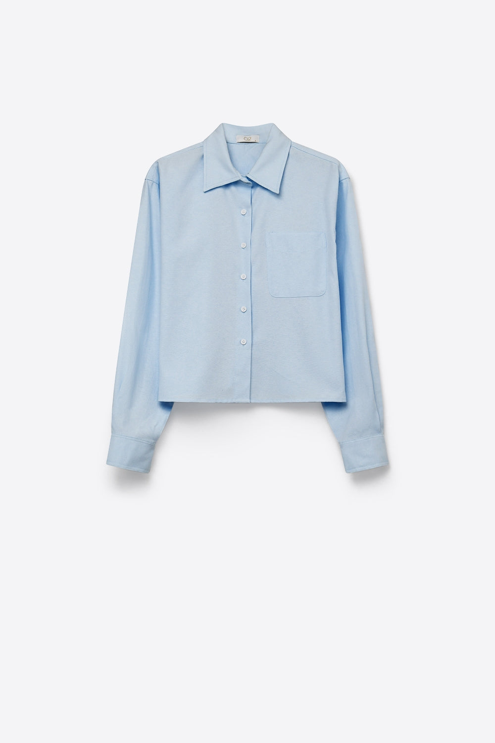 Camisa curta azul claro com botões na frente em tecido de algodão
