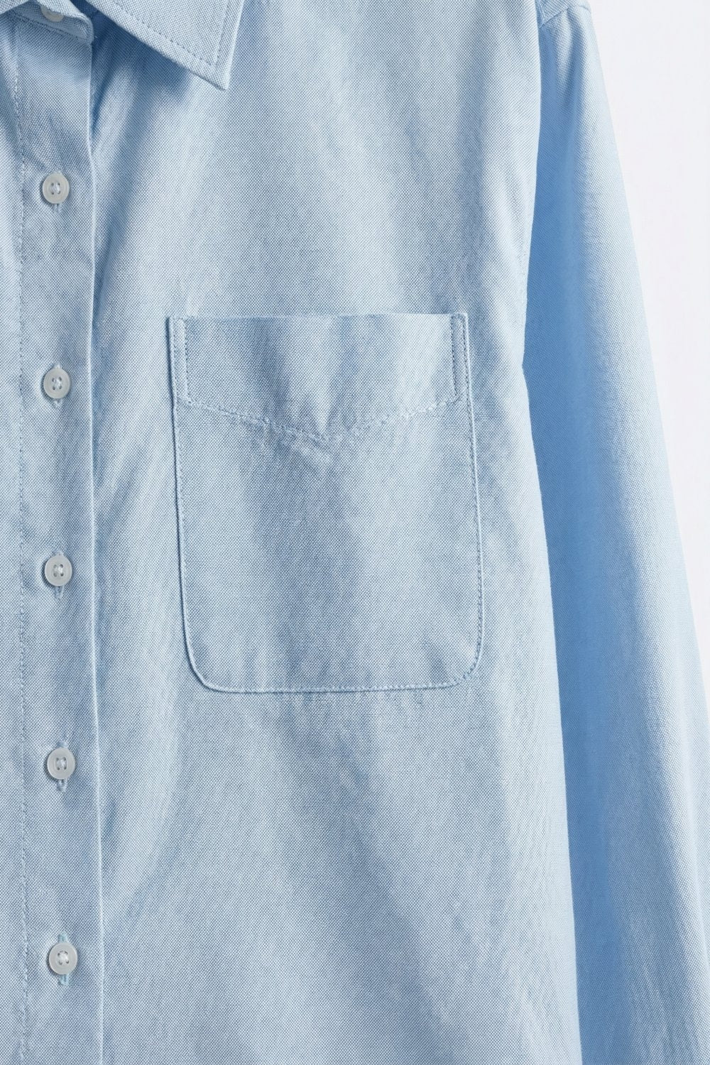 Camisa curta azul claro com botões na frente em tecido de algodão