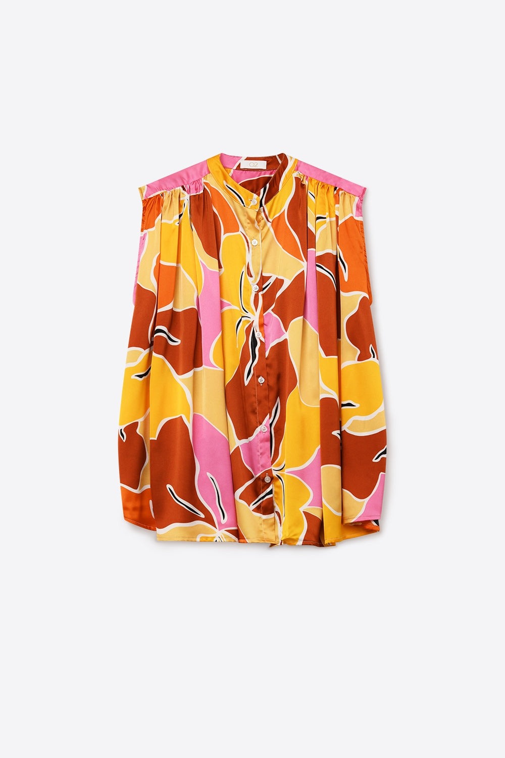 Blusa sem mangas com estampa tropical e botões frontais em tons quentes de laranja.