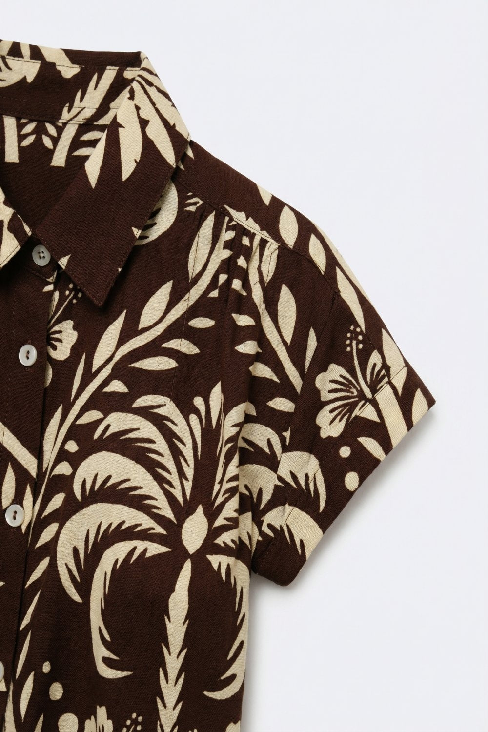 Camisa de Manga Curta com Estampa Tropical Marrom