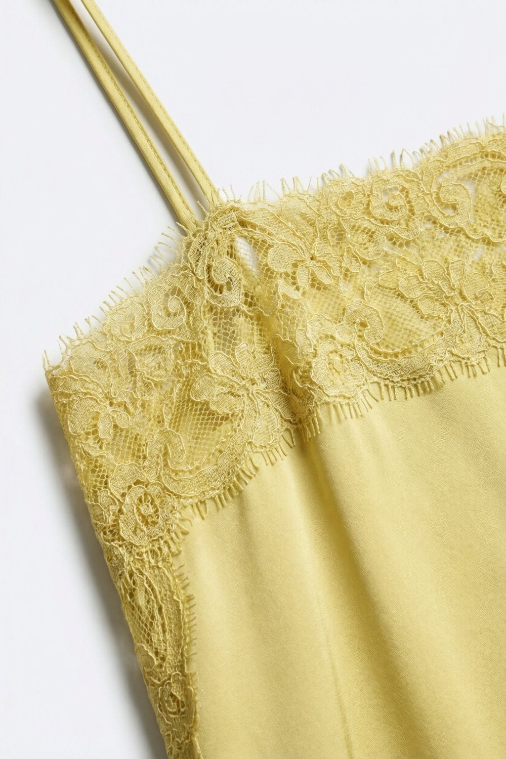 Top de Cetim Amarelo com Detalhes de Renda