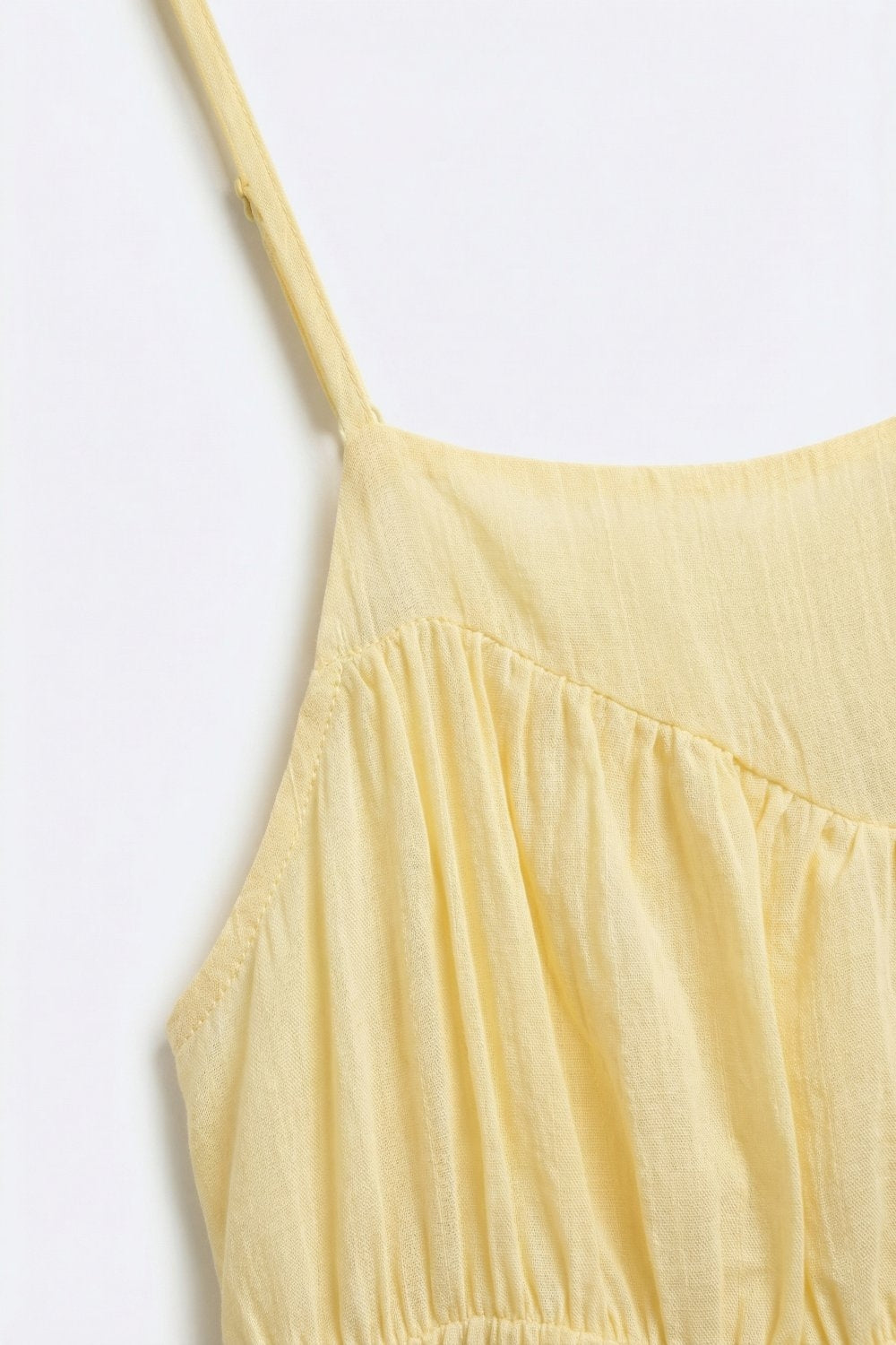 top assimétrico amarelo manteiga leve com alças finas em camadas