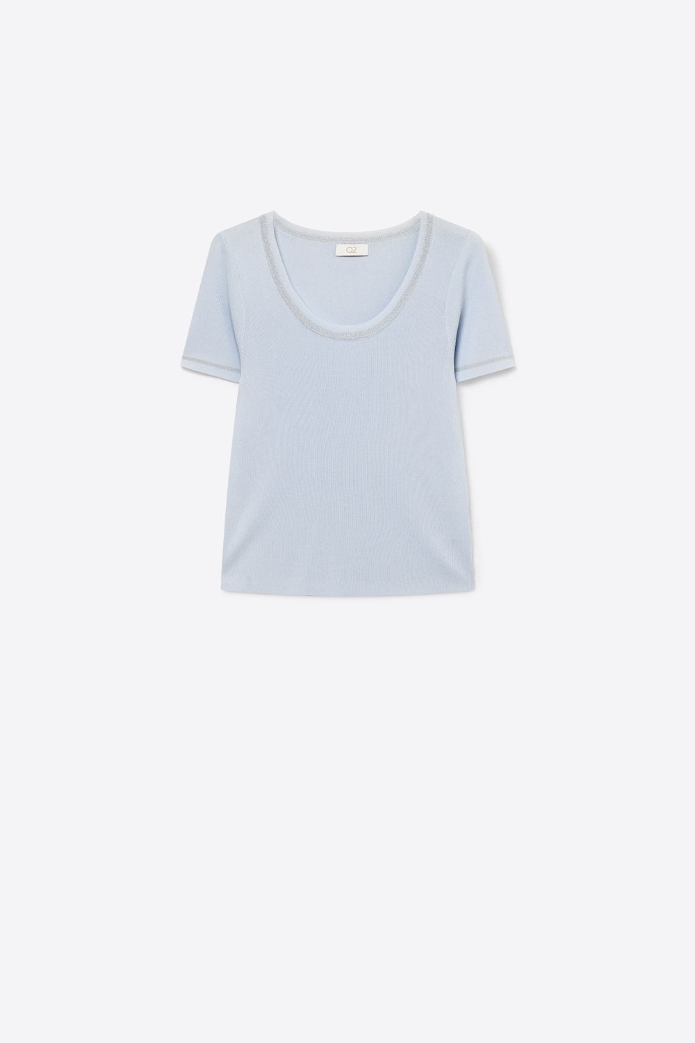 Camisola de manga curta em azul bebé com costura prateada no pescoço redondo