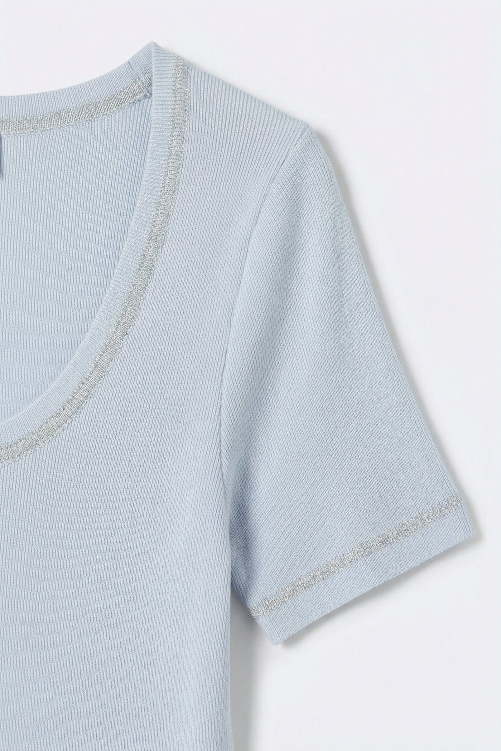 Camisola de manga curta em azul bebé com costura prateada no pescoço redondo