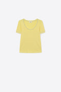 Camisola com gola redonda em malha canelada amarela com acabamento em lurex brilhante