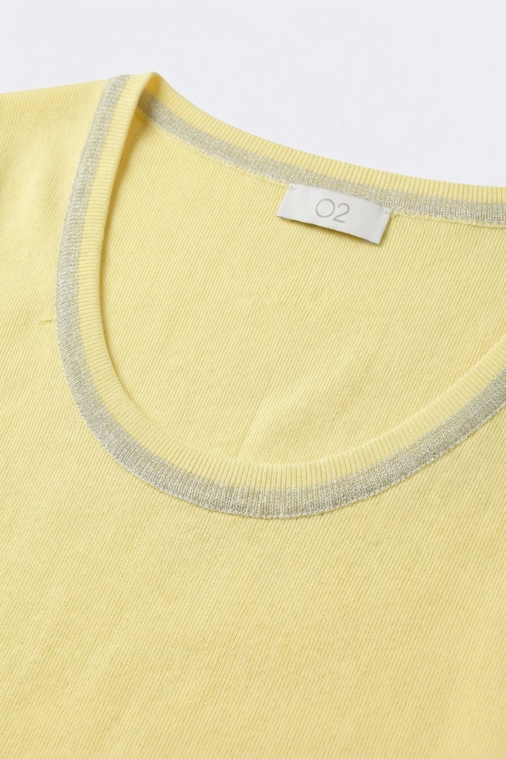Camisola com gola redonda em malha canelada amarela com acabamento em lurex brilhante