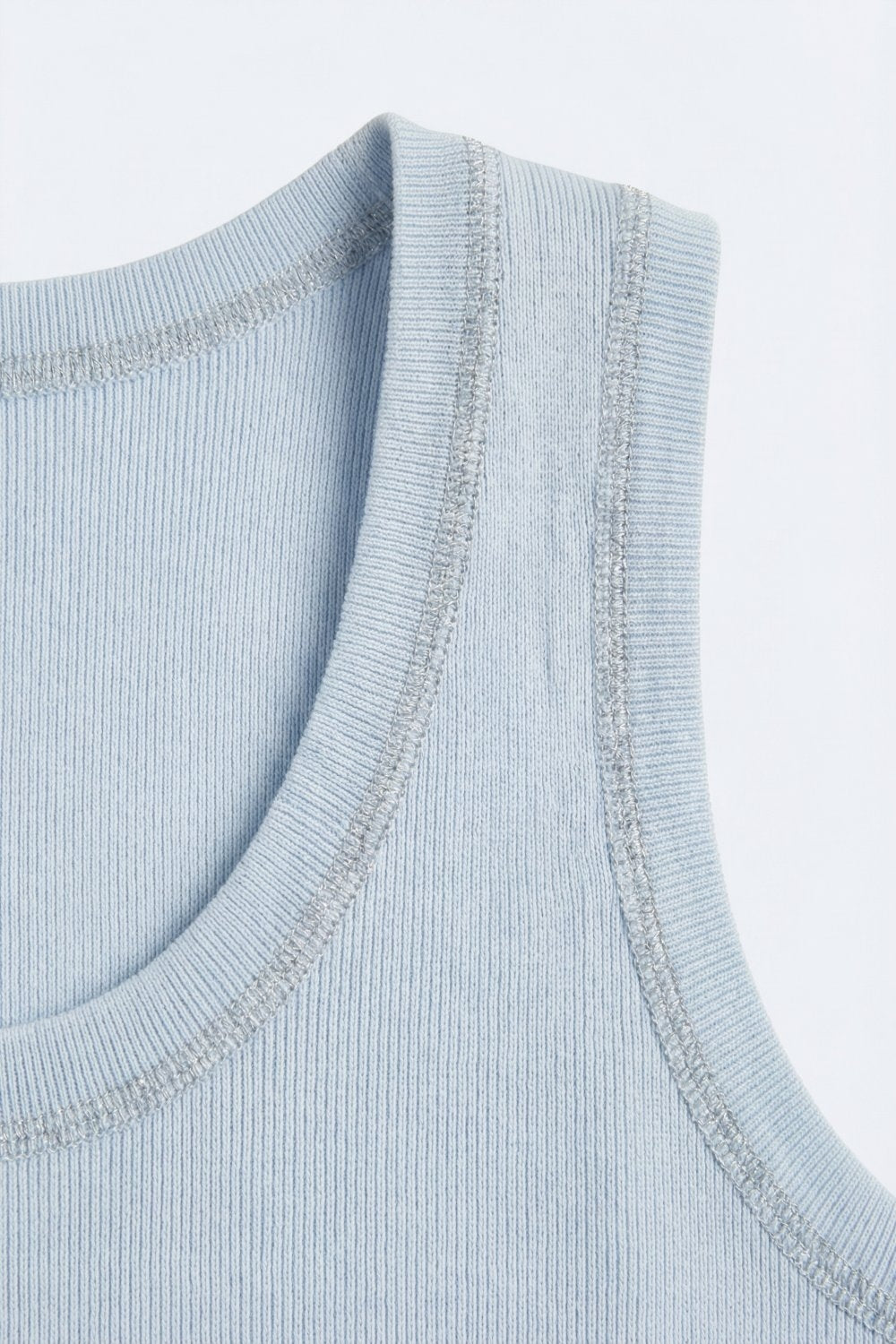 T-shirt de malha canelada azul clara com rebordo metálico