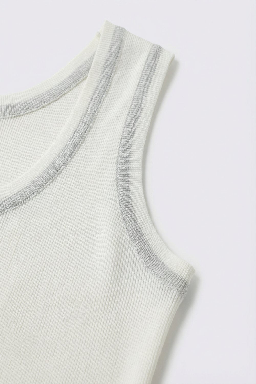 Camisola de malha canelada branca com rebordo metálico