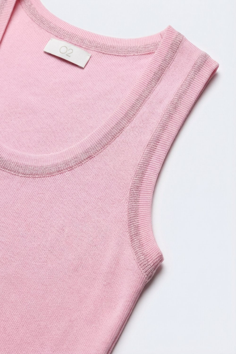 T-shirt de malha canelada rosa com rebordo metálico em contraste