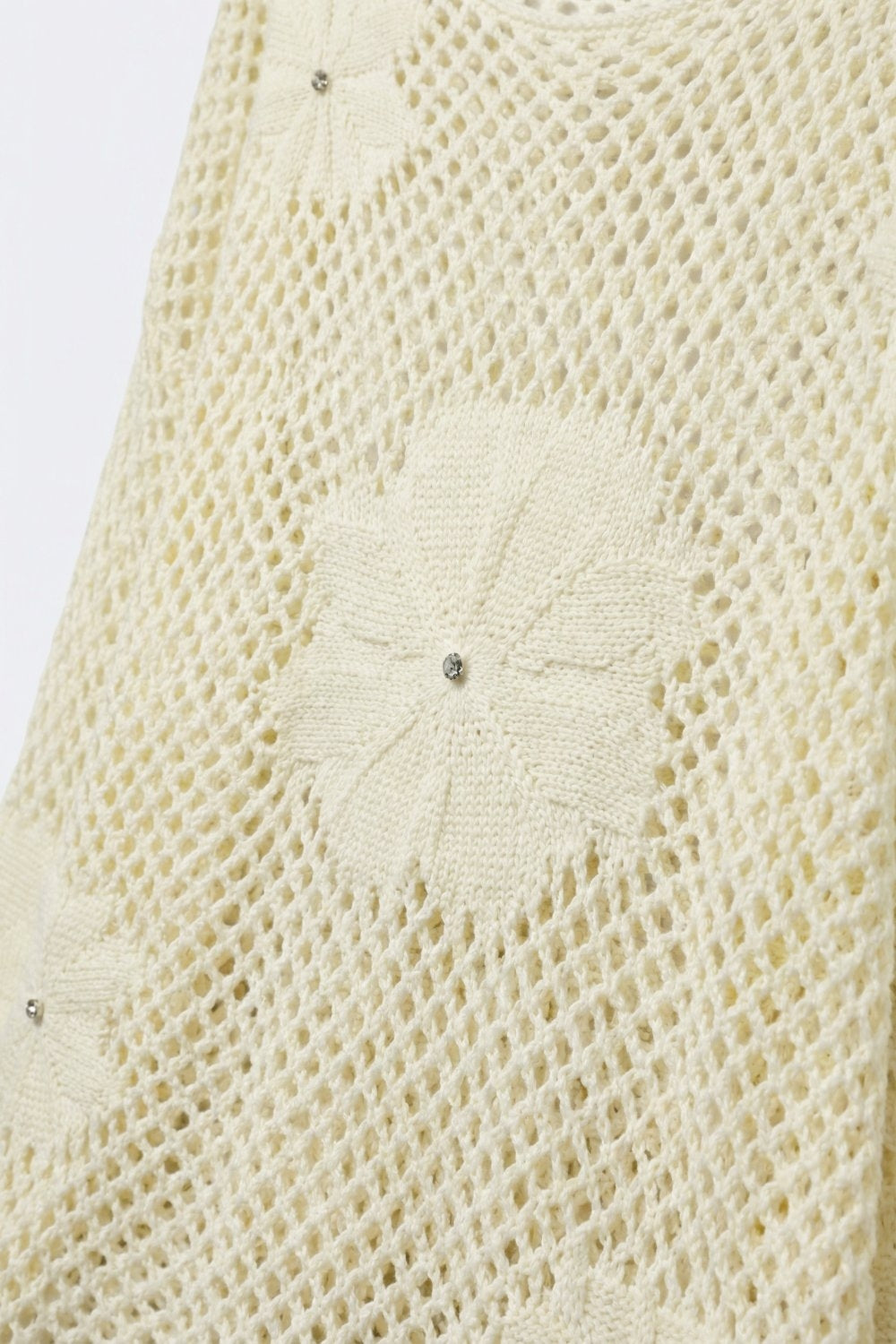 Suéter de Manga Longa com Crochê Creme e Acento Floral com Diamante