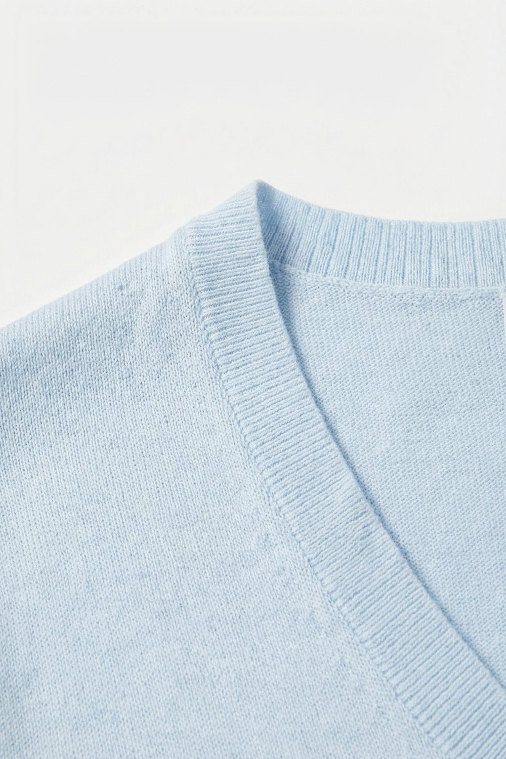 Camisola de malha com decote em V azul claro e corte descontraído
