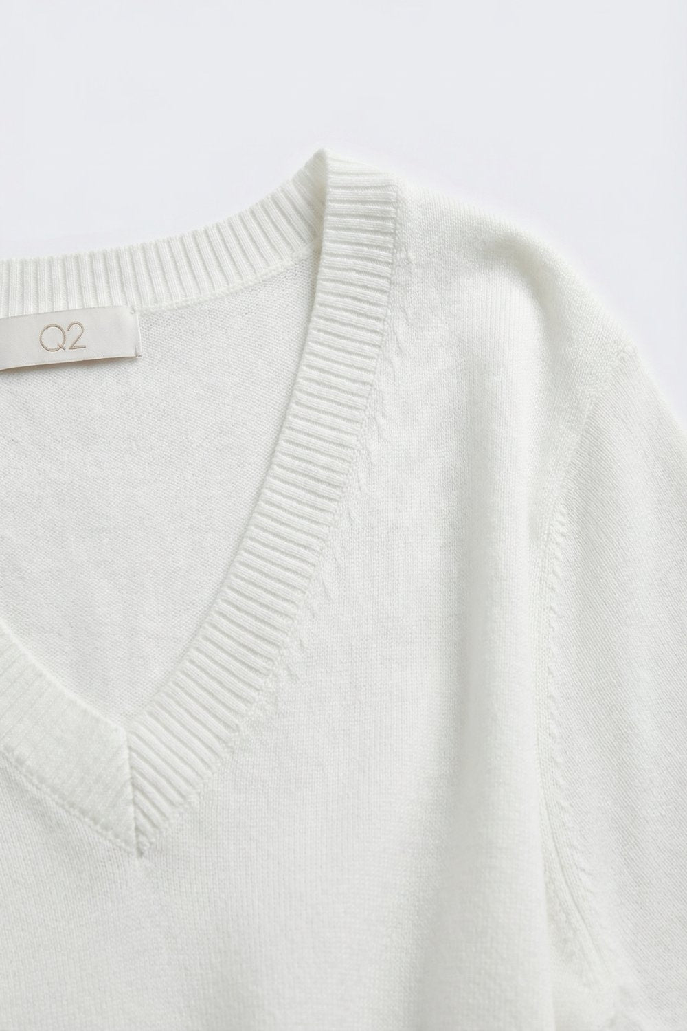 Camisola branca de manga curta com decote em V e corte descontraído