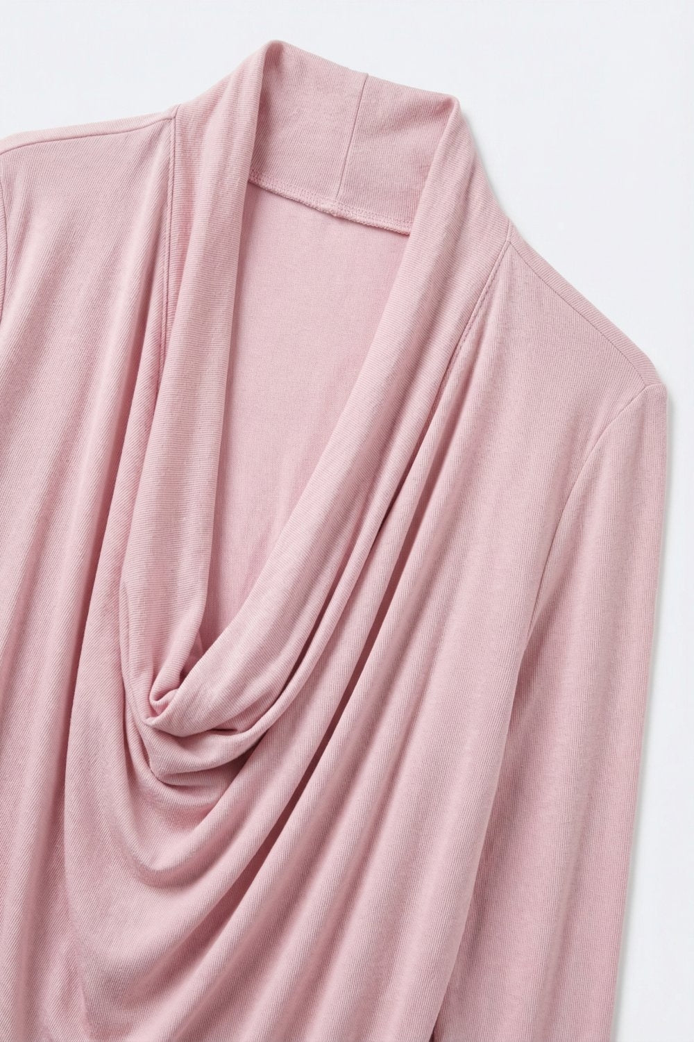 Blusa rosa de manga três-quartos com drapeado na frente e tecido leve