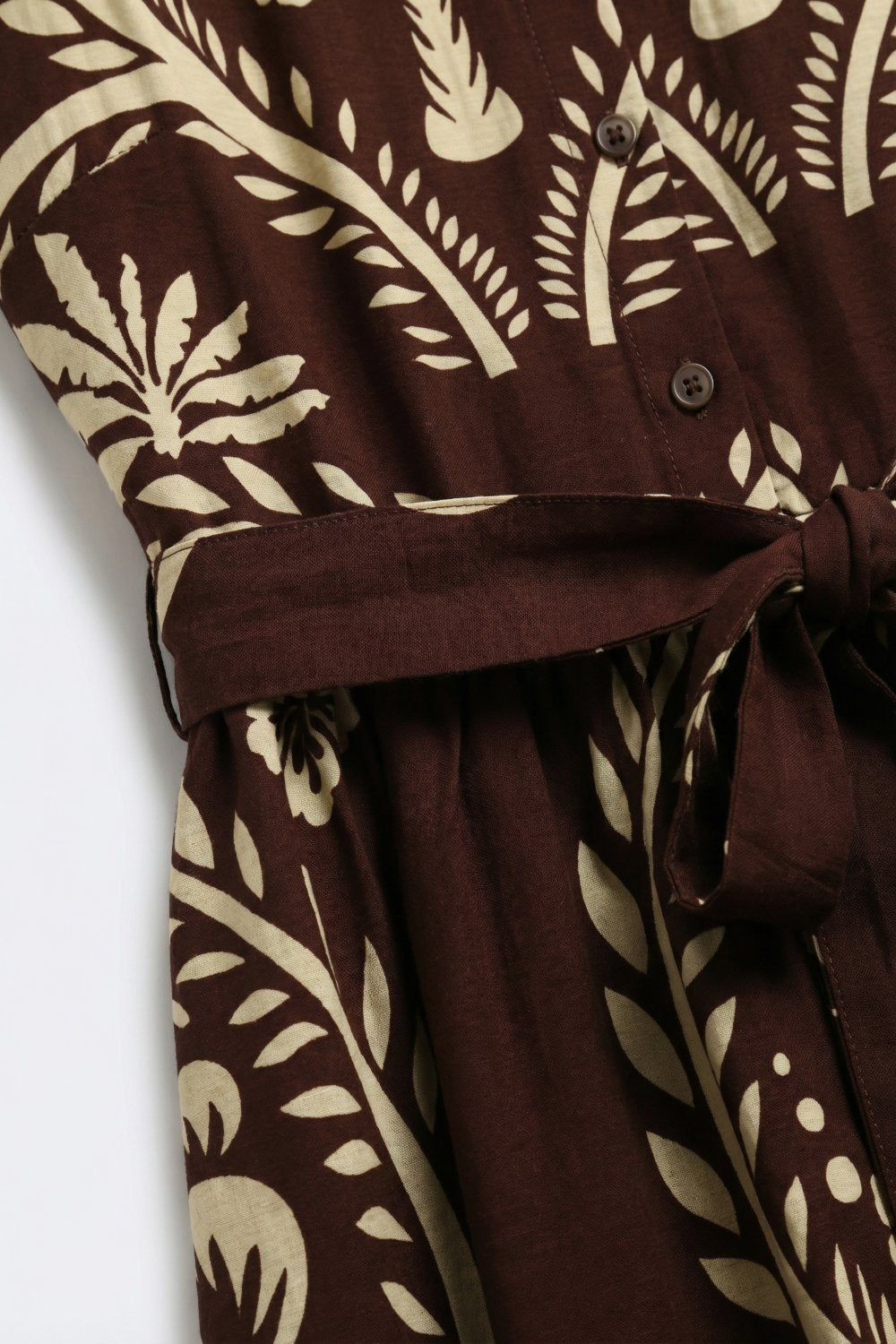 Vestido Maxi Marrom Estampado com Cintura Cintada