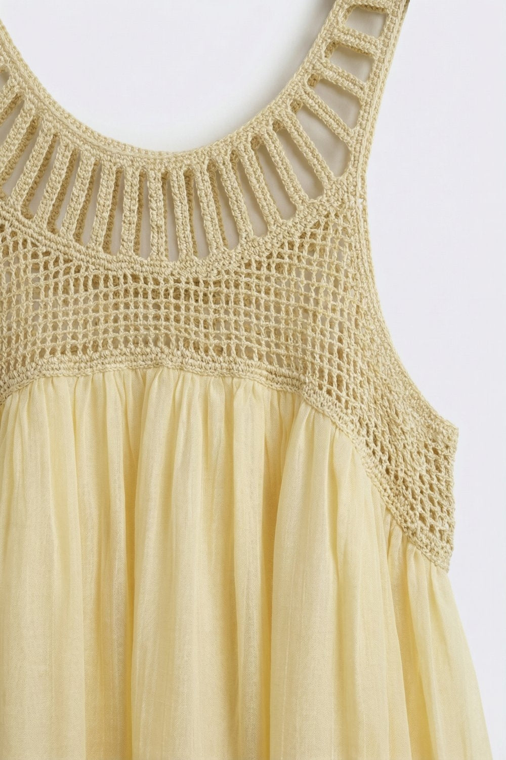 Vestido Maxi Amarelo com Ié de Crochê e Saia Fluida