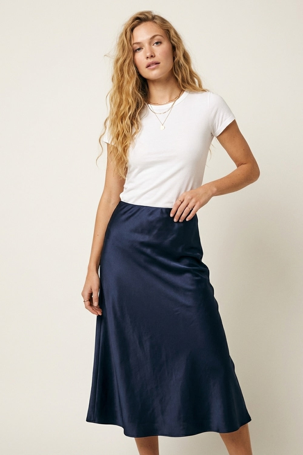 Saia A-Line Midi em cetim azul-marinho
