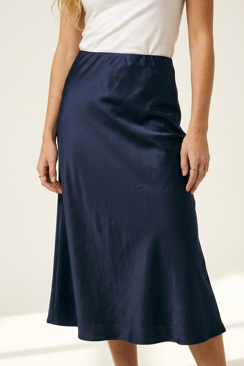 Saia A-Line Midi em cetim azul-marinho
