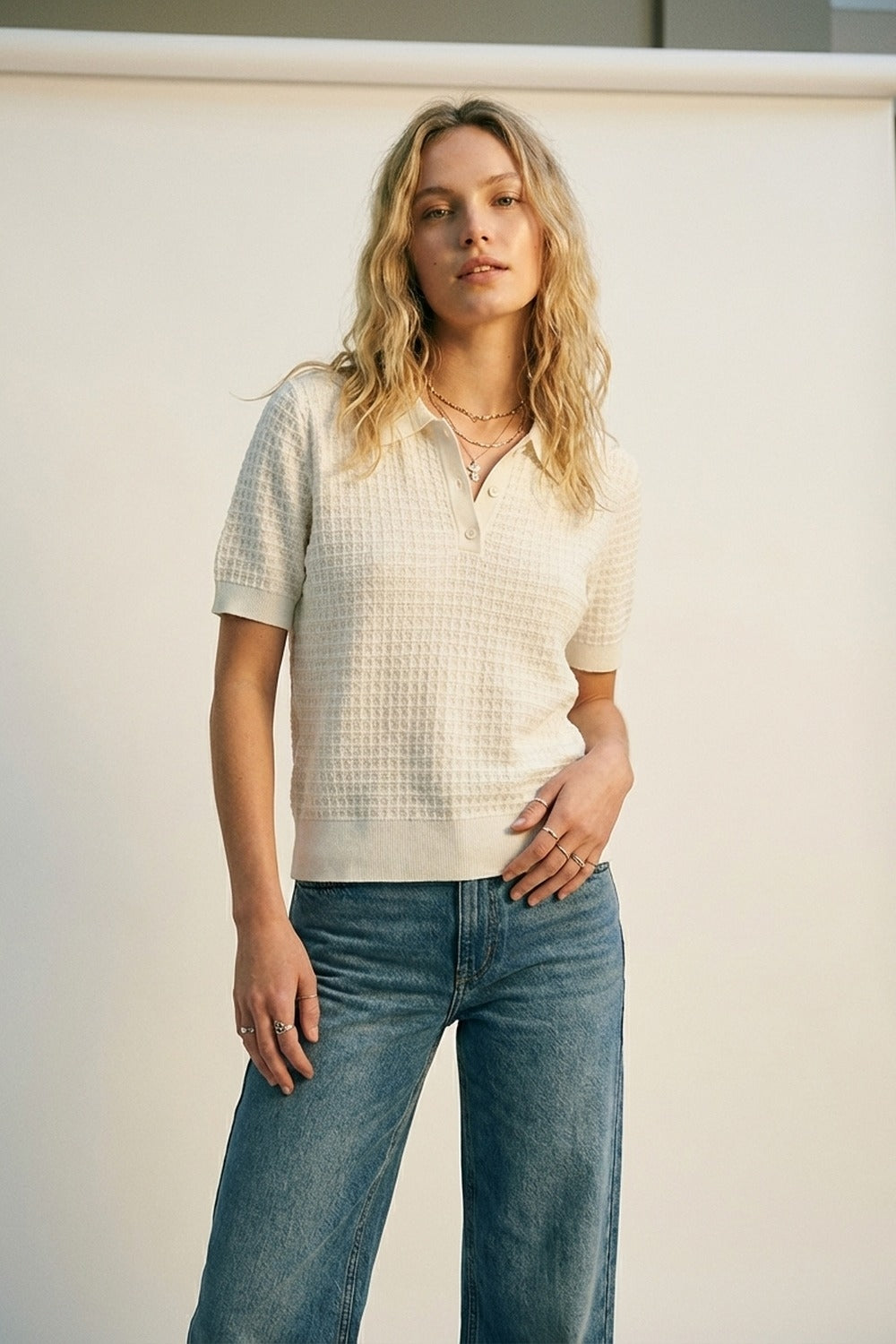 Camisa pólo de malha texturizada creme com mangas curtas