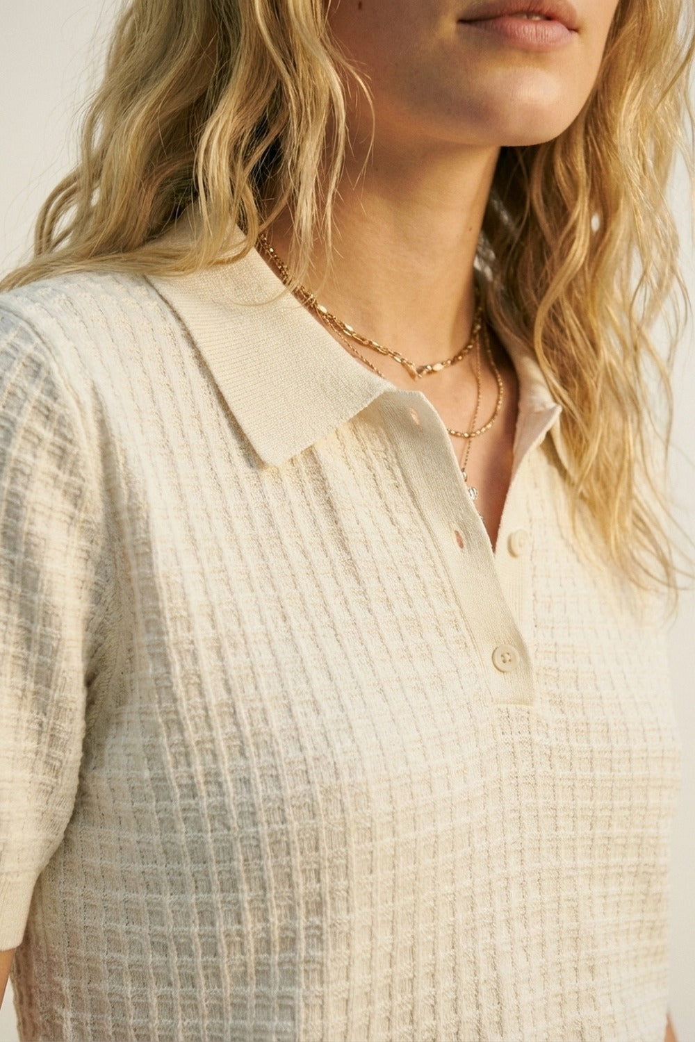 Camisa pólo de malha texturizada creme com mangas curtas