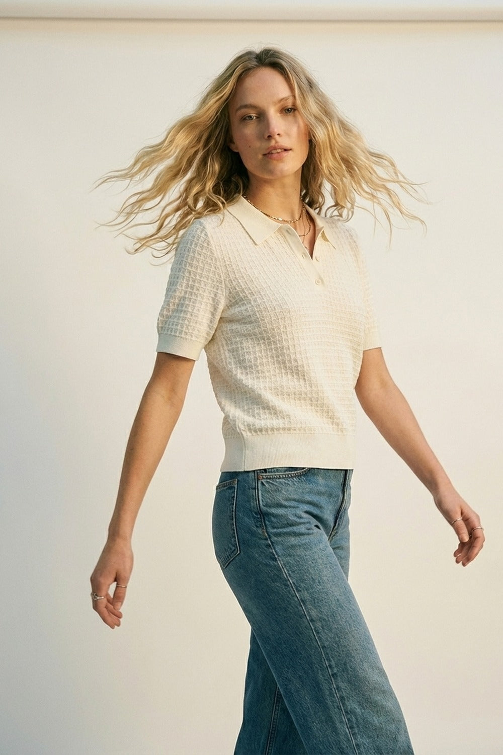 Camisa pólo de malha texturizada creme com mangas curtas