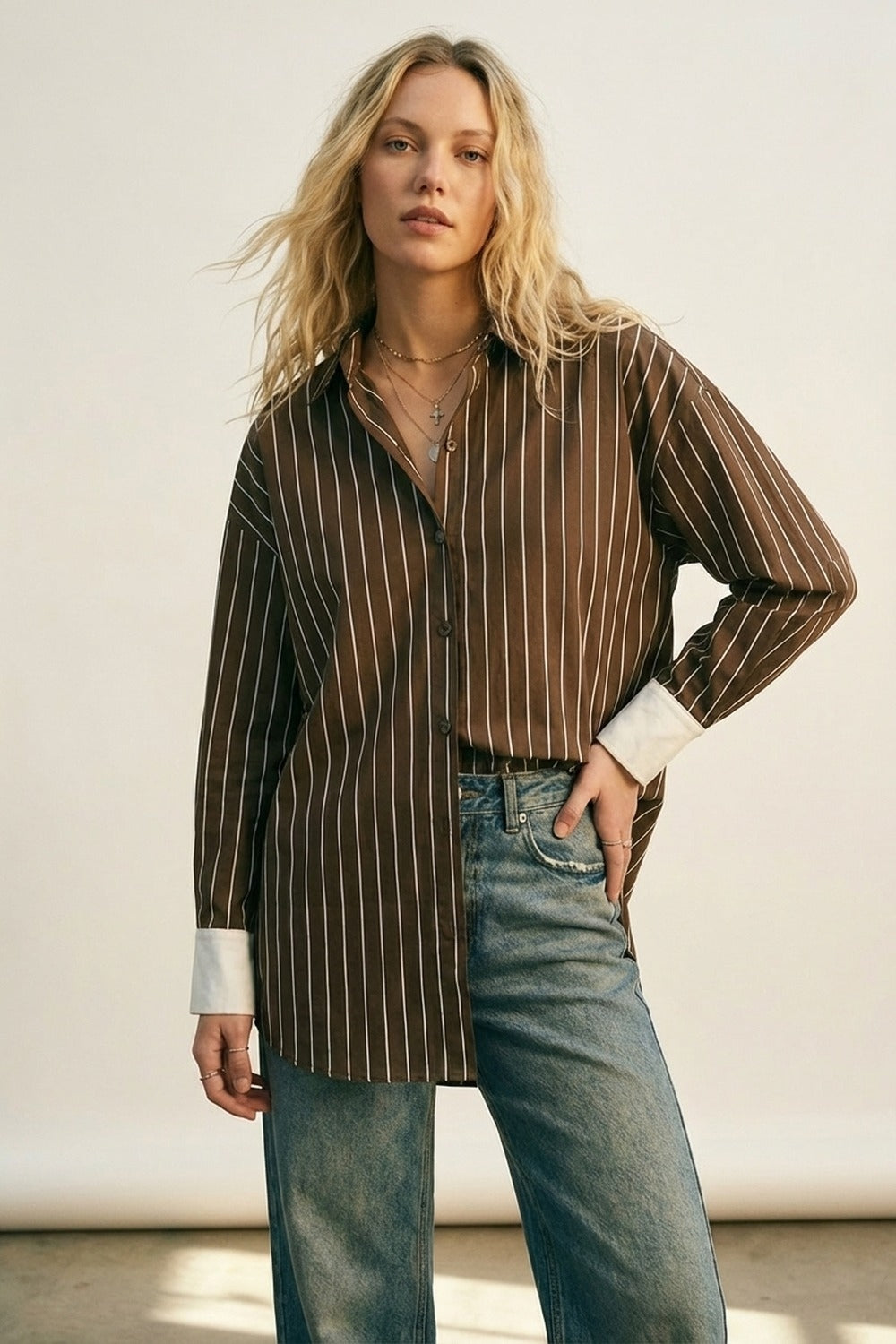 Vestido de camisa com botões de manga comprida às riscas castanhas