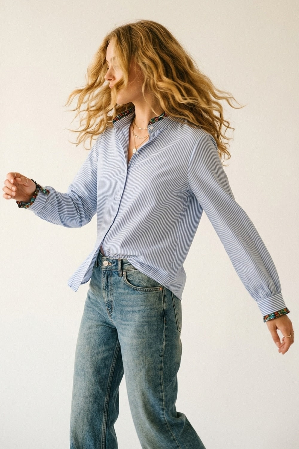 Camisa com botões às riscas azul-clara com adorno floral