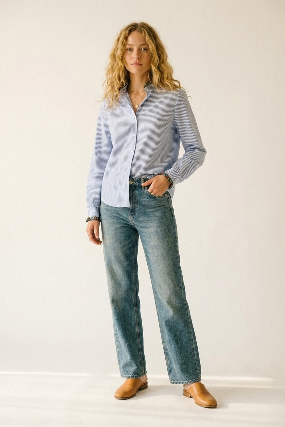 Camisa com botões às riscas azul-clara com adorno floral