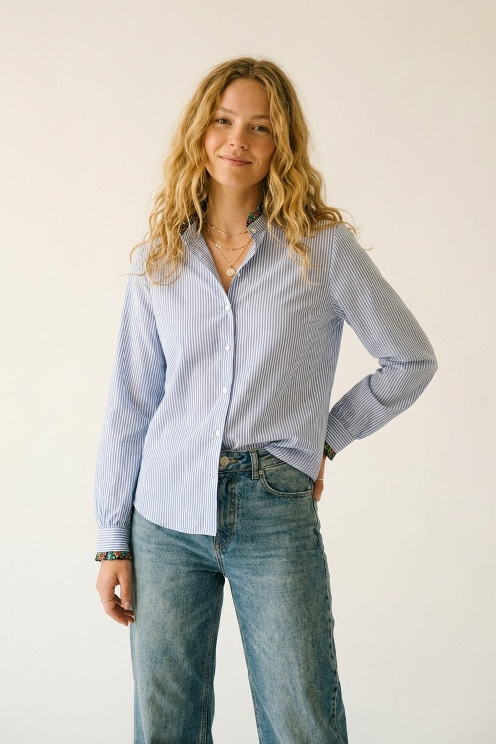 Camisa com botões às riscas azul-clara com adorno floral