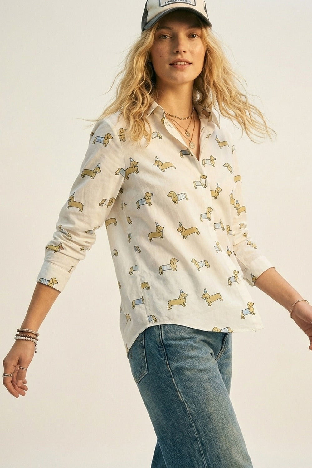 Camisa branca com botões e estampado de um cão brincalhão