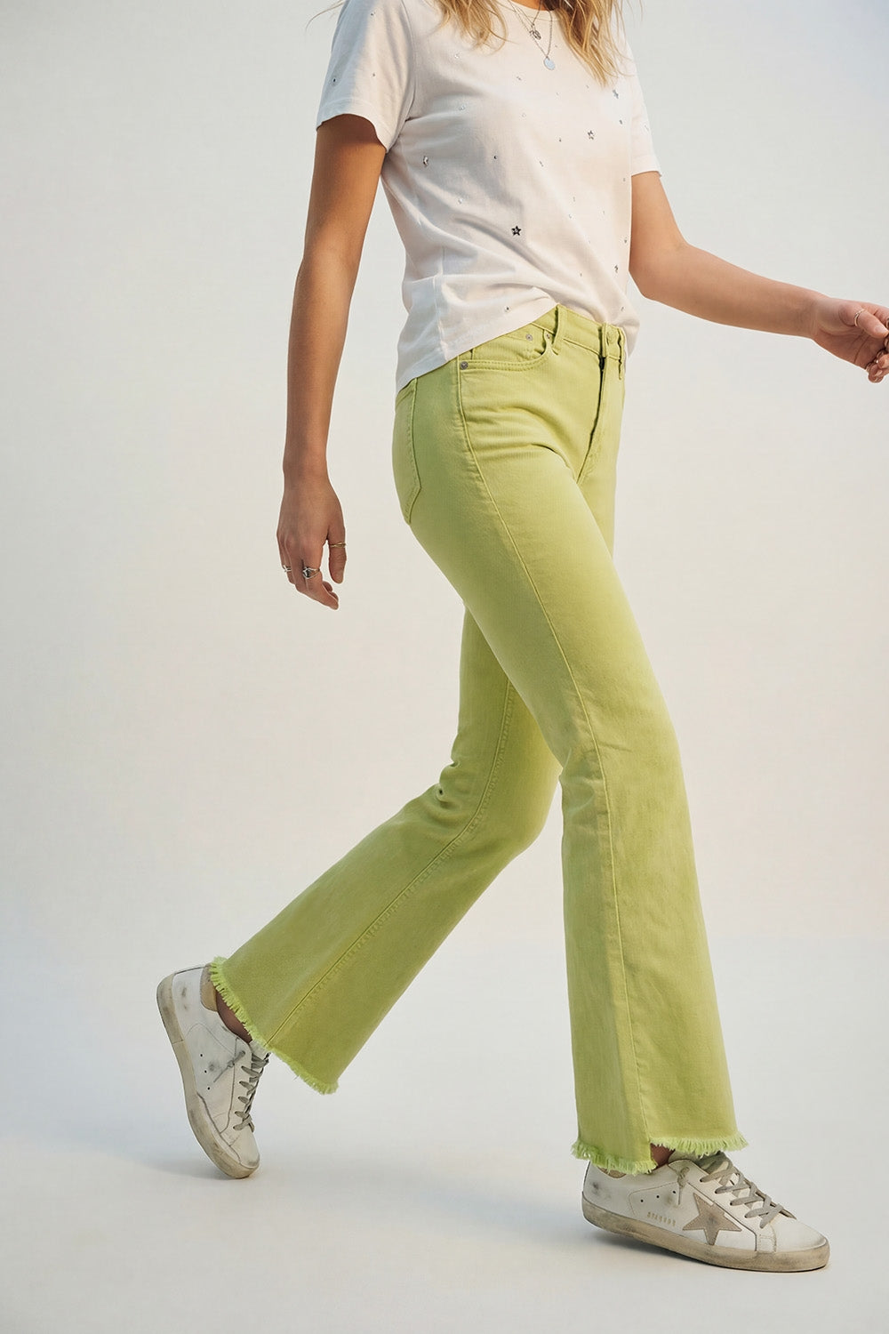 Jeans flare com borda de barra crua em cor lima