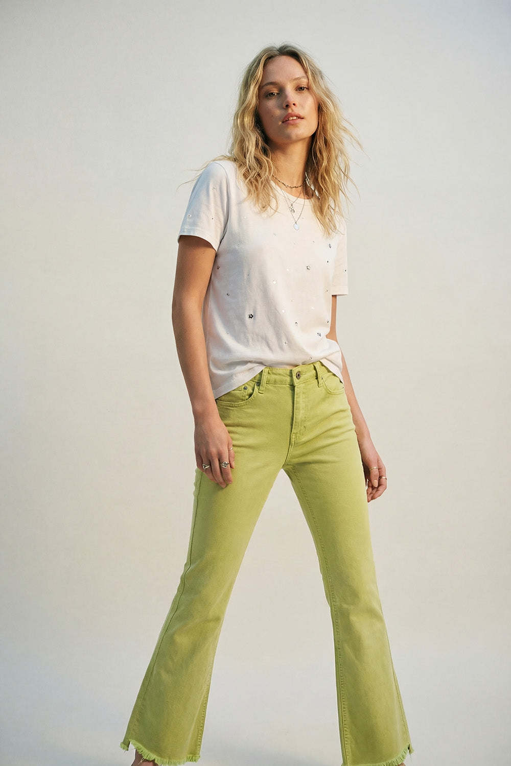 Jeans flare com borda de barra crua em cor lima