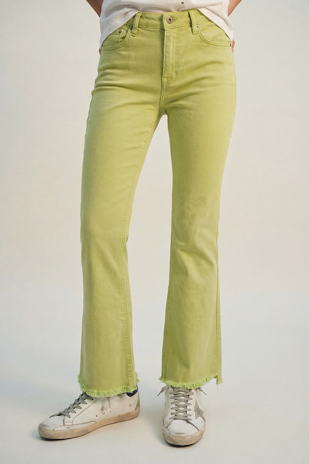 Jeans flare com borda de barra crua em cor lima