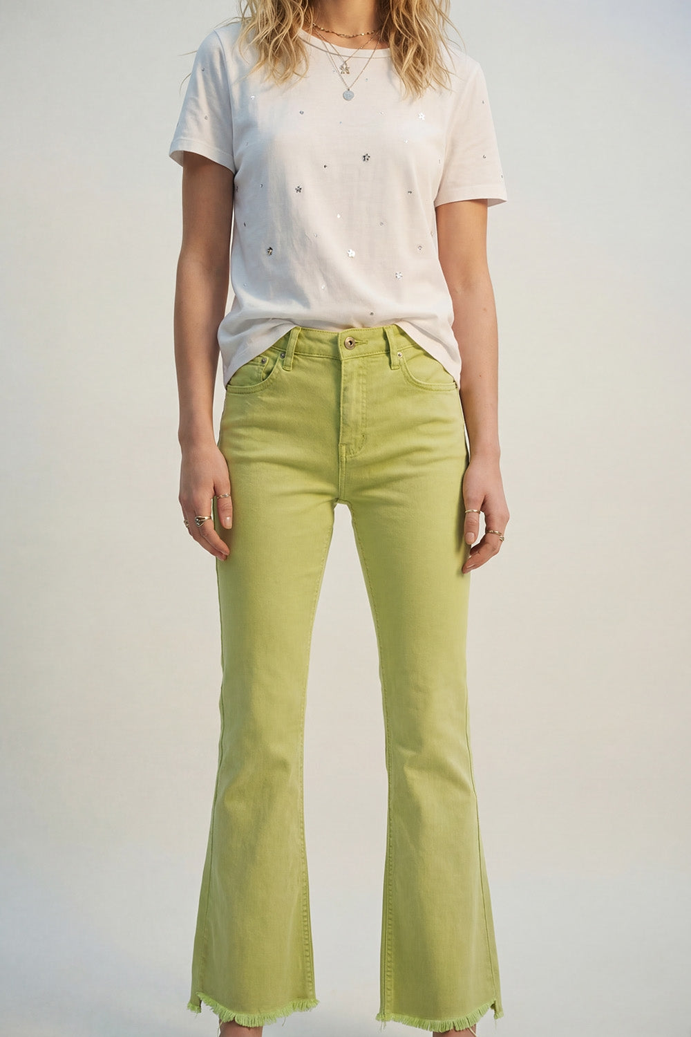 Jeans flare com borda de barra crua em cor lima